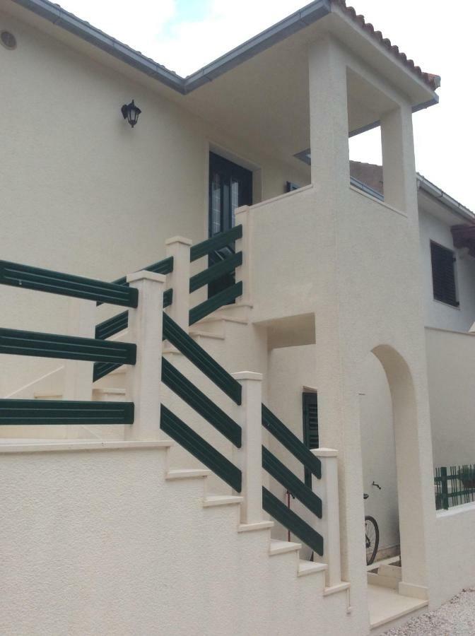 Apartmani Katarina Bol Exterior photo